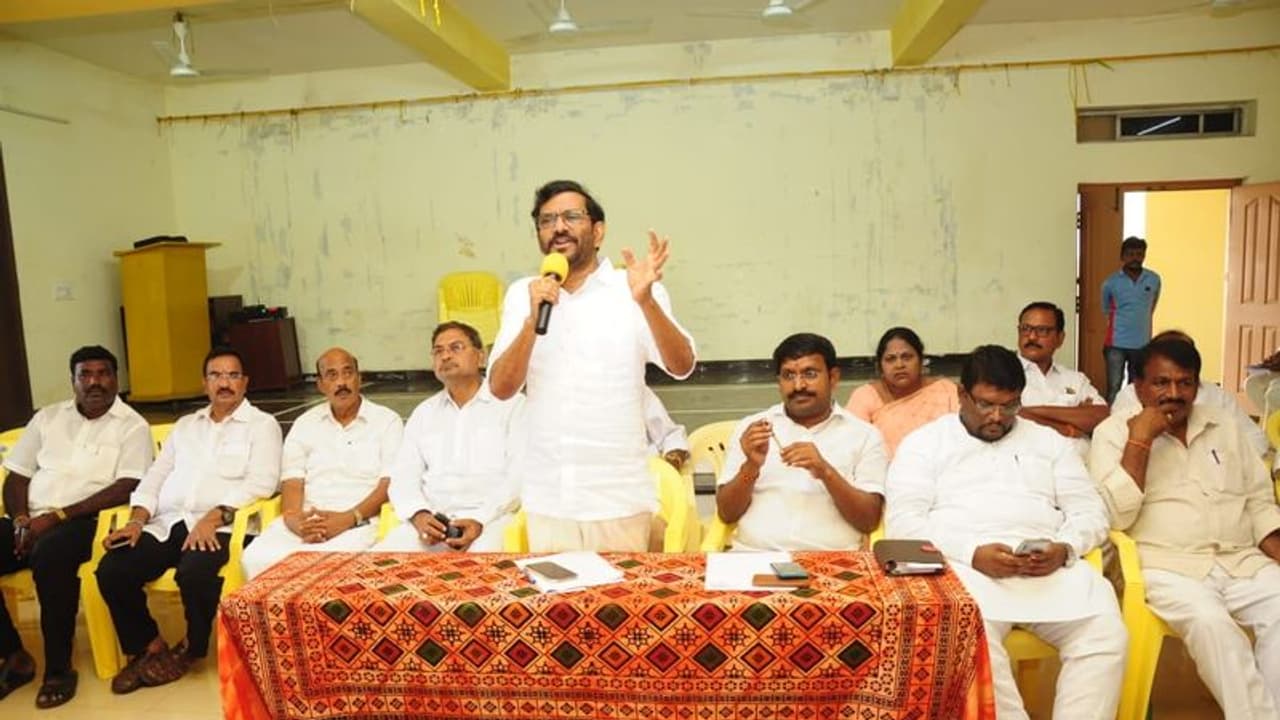 అమరావతి జోలికొస్తే కేంద్రమే ఊరుకోదు... రాజధాని కాదు అదీ అసాధ్యమే: సోమిరెడ్డి అమరావతి జోలికొస్తే కేంద్రమే ఊరుకోదు... రాజధాని కాదు అదీ అసాధ్యమే: సోమిరెడ్డి