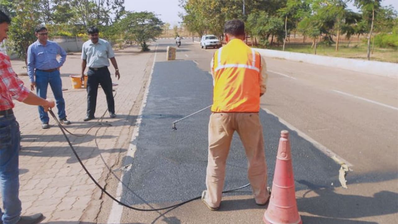 ഉദ്യോഗസ്ഥർ ചമഞ്ഞെത്തിയ സംഘം ദേശീയപാത പുനർനിർമ്മാണത്തിനായി പൊളിച്ച ടാർ അവശിഷ്ടങ്ങൾ വിറ്റു ഉദ്യോഗസ്ഥർ ചമഞ്ഞെത്തിയ സംഘം ദേശീയപാത പുനർനിർമ്മാണത്തിനായി പൊളിച്ച ടാർ അവശിഷ്ടങ്ങൾ വിറ്റു