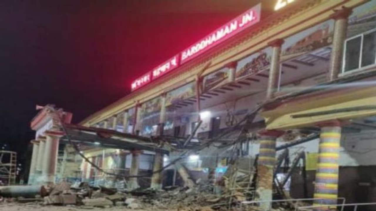 বর্ধমান স্টেশনে পোর্টিকোয় ধস, ট্রেন চলাচল স্বাভাবিক বলে দাবি পূর্ব রেলের