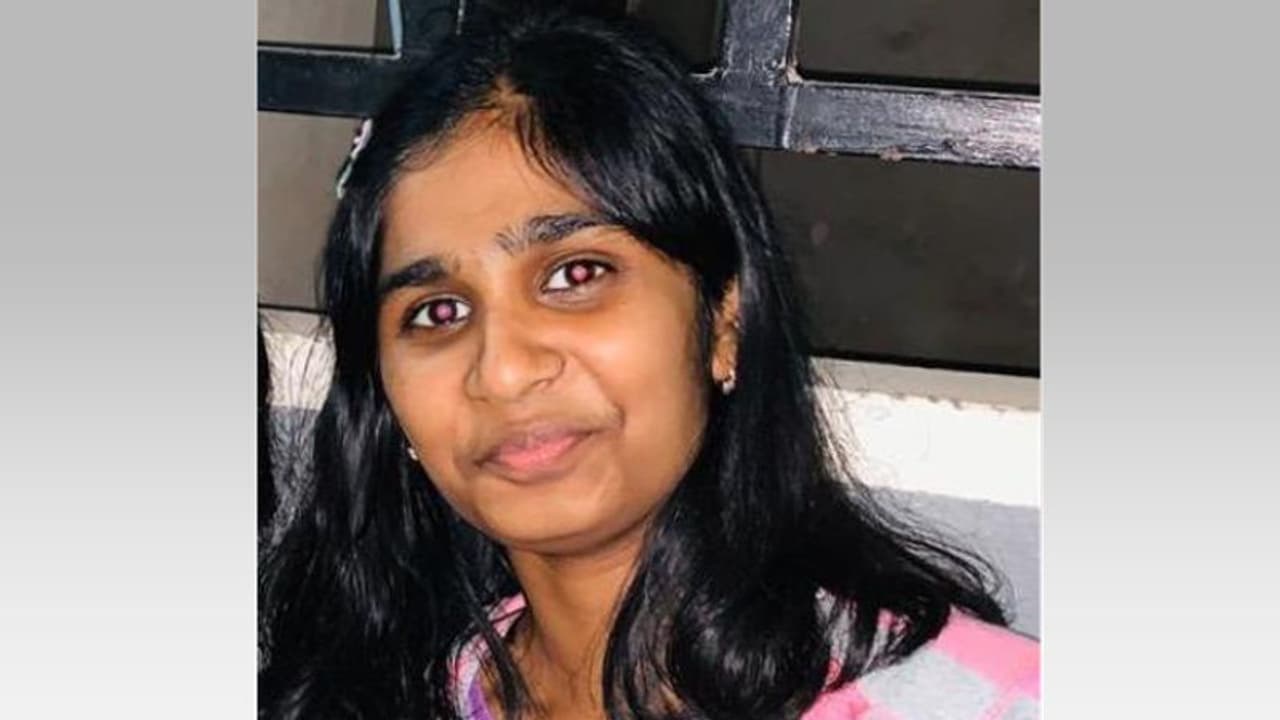 ഇന്ത്യൻ വിദ്യാർത്ഥിനി സൗദിയിൽ തൂങ്ങിമരിച്ച നിലയില്; ആത്മഹത്യ കുറിപ്പ് കണ്ടെടുത്തു? ഇന്ത്യൻ വിദ്യാർത്ഥിനി സൗദിയിൽ തൂങ്ങിമരിച്ച നിലയില്; ആത്മഹത്യ കുറിപ്പ് കണ്ടെടുത്തു?