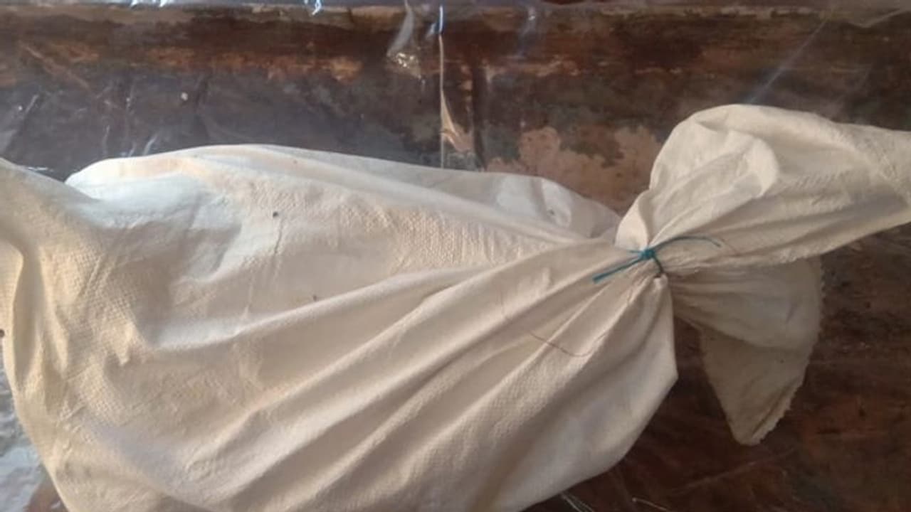 ಕತ್ತರಿಸಿ ಹಾಕಿದ ಮಾನವ ದೇಹದ ಕಾಲುಗಳು ಪತ್ತೆ : ತನಿಖೆಗಿಳಿದ ಪೊಲೀಸರು ಕತ್ತರಿಸಿ ಹಾಕಿದ ಮಾನವ ದೇಹದ ಕಾಲುಗಳು ಪತ್ತೆ : ತನಿಖೆಗಿಳಿದ ಪೊಲೀಸರು