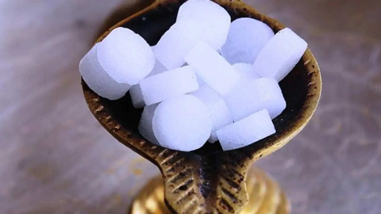 கொரோனா அண்டாமல் இருக்க "பச்சை கற்பூரம்"..! வெளிவந்த ரகசிய தகவல்!