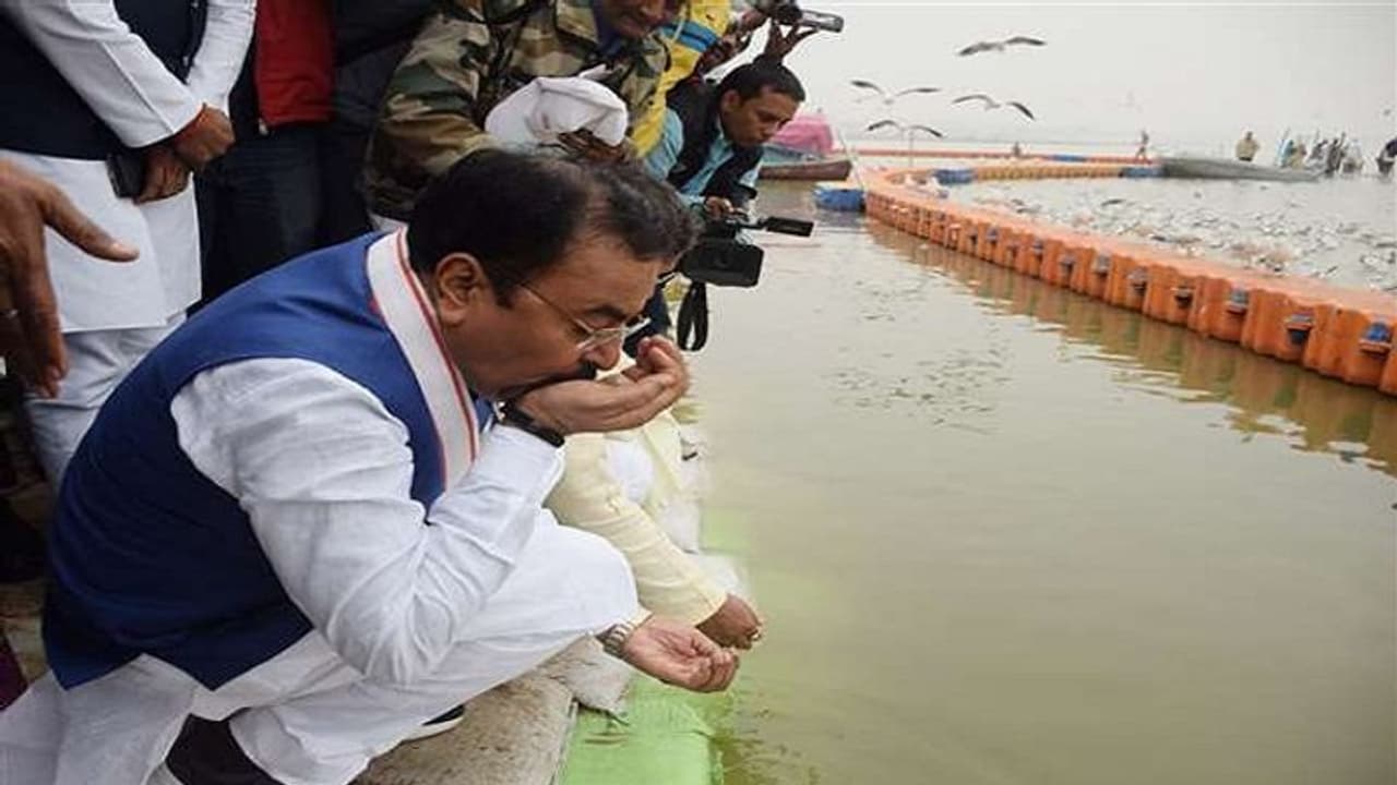 माघ मेला के पहले संगम पहुंचे डिप्टी सीएम ने इस तरह देखा जल, कहा निर्मल हैं गंगा माघ मेला के पहले संगम पहुंचे डिप्टी सीएम ने इस तरह देखा जल, कहा निर्मल हैं गंगा