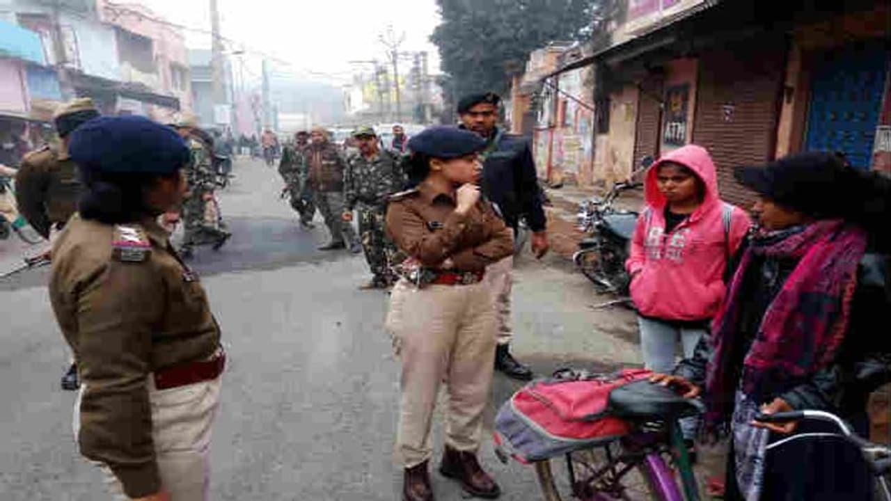 कमान संभालते ही ऑपरेशन शुरू, अब मनचलों की खैर नहीं, लड़कियां बोली एसपी हो तो ऐसी कमान संभालते ही ऑपरेशन शुरू, अब मनचलों की खैर नहीं, लड़कियां बोली एसपी हो तो ऐसी