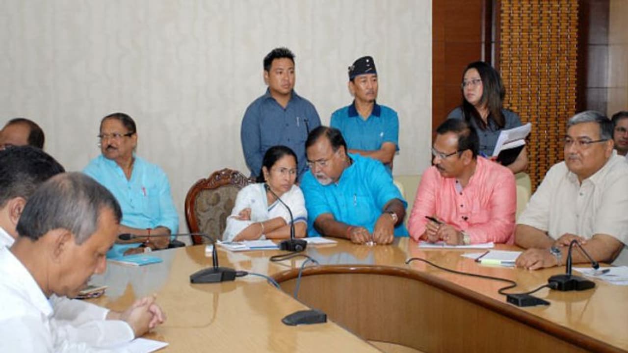 নববর্ষে কাশ্মীরি শাল, মন্ত্রী আমলাদের উপহার দিতেই ১২ লক্ষ খরচ বীরভূমে নববর্ষে কাশ্মীরি শাল, মন্ত্রী আমলাদের উপহার দিতেই ১২ লক্ষ খরচ বীরভূমে