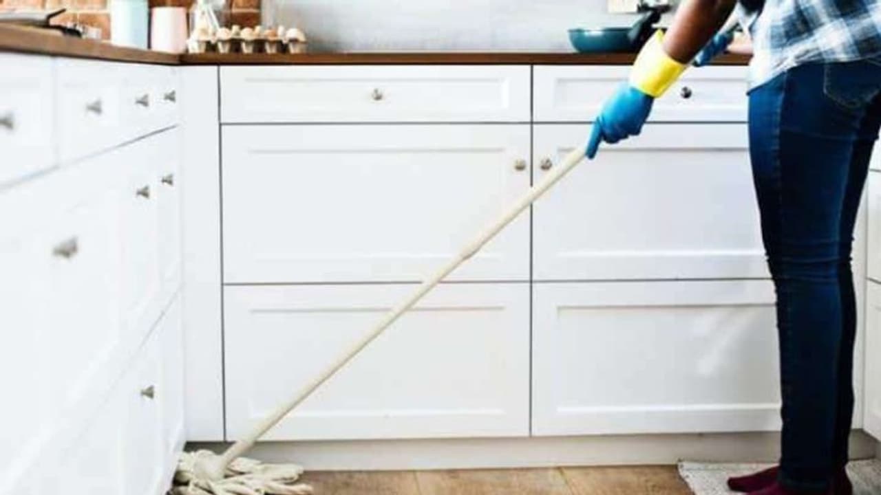 18 വയസ്സുള്ള മകളെ നോക്കാൻ നാനിയെ ആവശ്യമുണ്ടെന്ന് അമ്മ; വിചിത്രമായ പരസ്യത്തെ ട്രോളി സോഷ്യല് മീഡിയ 18 വയസ്സുള്ള മകളെ നോക്കാൻ നാനിയെ ആവശ്യമുണ്ടെന്ന് അമ്മ; വിചിത്രമായ പരസ്യത്തെ ട്രോളി സോഷ്യല് മീഡിയ