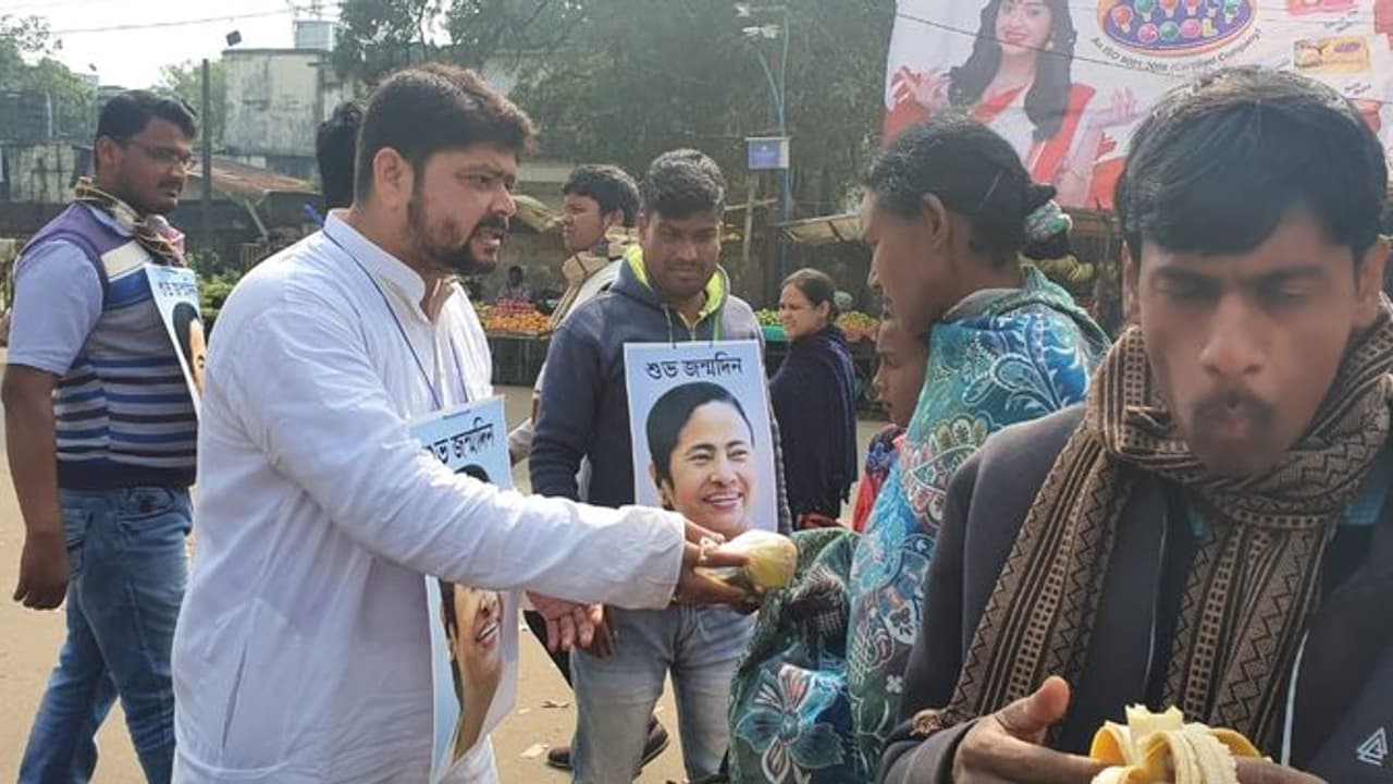 মুখ্যমন্ত্রীর জন্মদিন, রাস্তায় ঘুরে ঢালাও কেক খাবার বিলি ভবঘুরেদের মুখ্যমন্ত্রীর জন্মদিন, রাস্তায় ঘুরে ঢালাও কেক খাবার বিলি ভবঘুরেদের