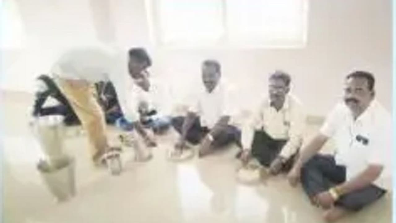 ಹಾಸ್ಟೆಲ್ನಲ್ಲಿ ಊಟ ಸೇವಿಸಿದ ತಾಪಂ ಉಪಾಧ್ಯಕ್ಷ..! ಹಾಸ್ಟೆಲ್ನಲ್ಲಿ ಊಟ ಸೇವಿಸಿದ ತಾಪಂ ಉಪಾಧ್ಯಕ್ಷ..!