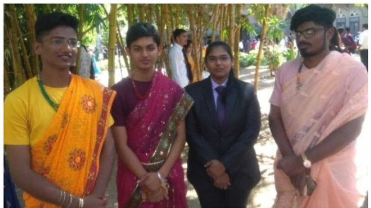 സ്ത്രീകളെ പോലെ സാരിയുടുത്ത് ആണ്കുട്ടികള്; കാരണത്തിന് കയ്യടി സ്ത്രീകളെ പോലെ സാരിയുടുത്ത് ആണ്കുട്ടികള്; കാരണത്തിന് കയ്യടി