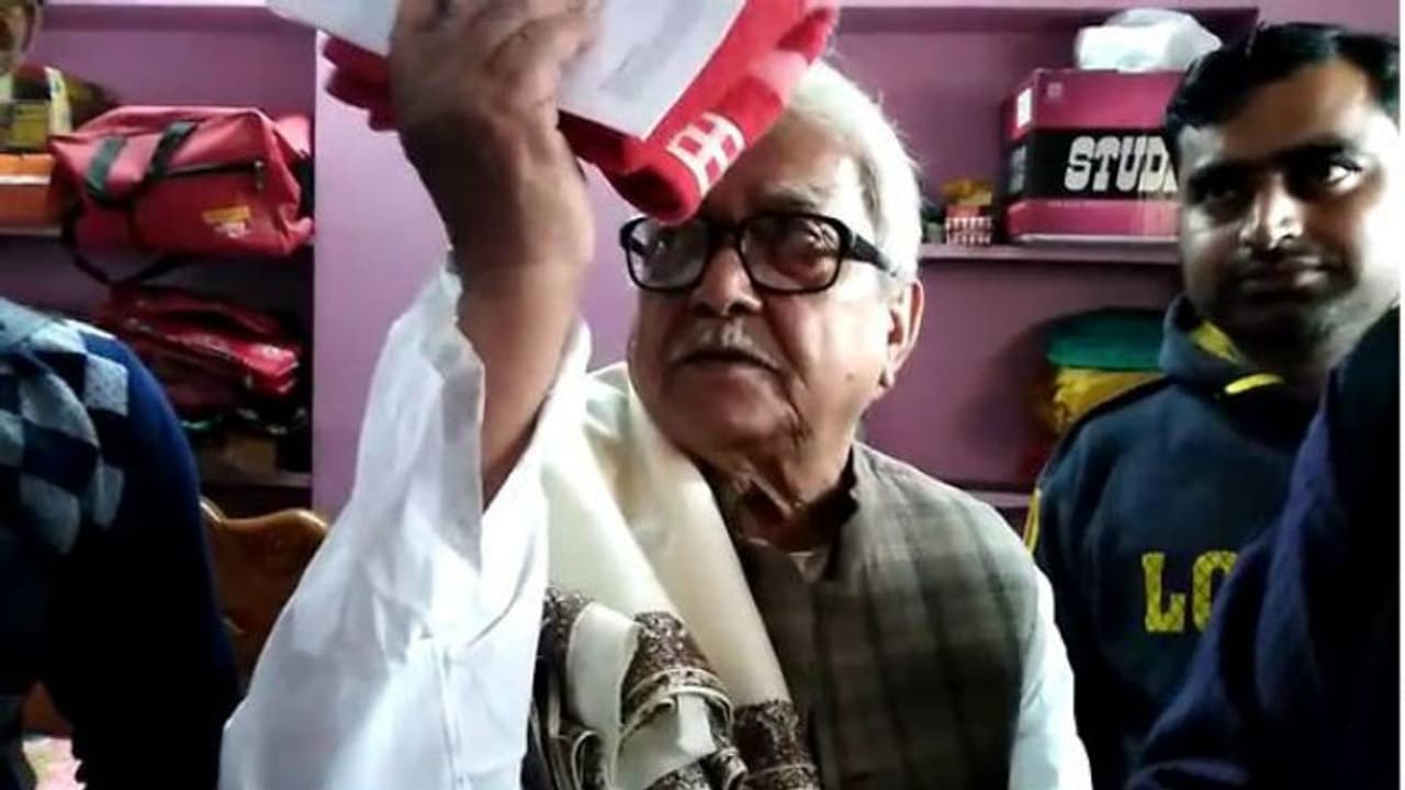 সেলফি তুললেই সেলফিশ, সমর্থকের উপর রেগে আগুন বিমান সেলফি তুললেই সেলফিশ, সমর্থকের উপর রেগে আগুন বিমান