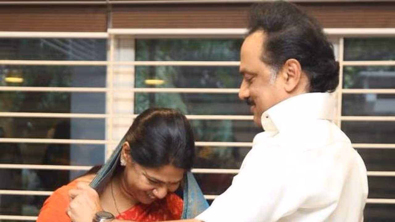 மு.க ஸ்டாலினை முந்திக் கொண்ட கனிமொழி.. இதை எல்லாம் எப்பவோ செஞ்சி முடிச்சிட்டாங்களே..! மு.க ஸ்டாலினை முந்திக் கொண்ட கனிமொழி.. இதை எல்லாம் எப்பவோ செஞ்சி முடிச்சிட்டாங்களே..!