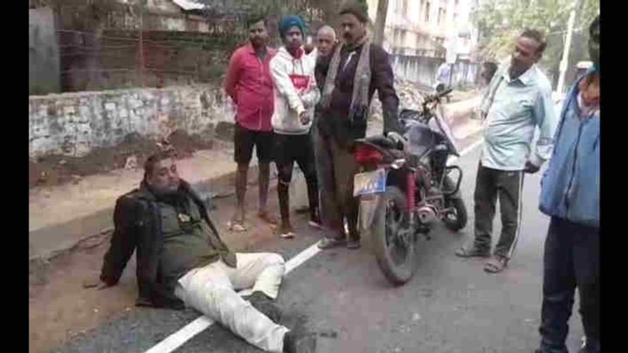 शराब के नशे में धुत पुलिसवाले ने किया हंगामा, CM एसपी को खुलेआम दी ऐसी धमकियां शराब के नशे में धुत पुलिसवाले ने किया हंगामा, CM एसपी को खुलेआम दी ऐसी धमकियां