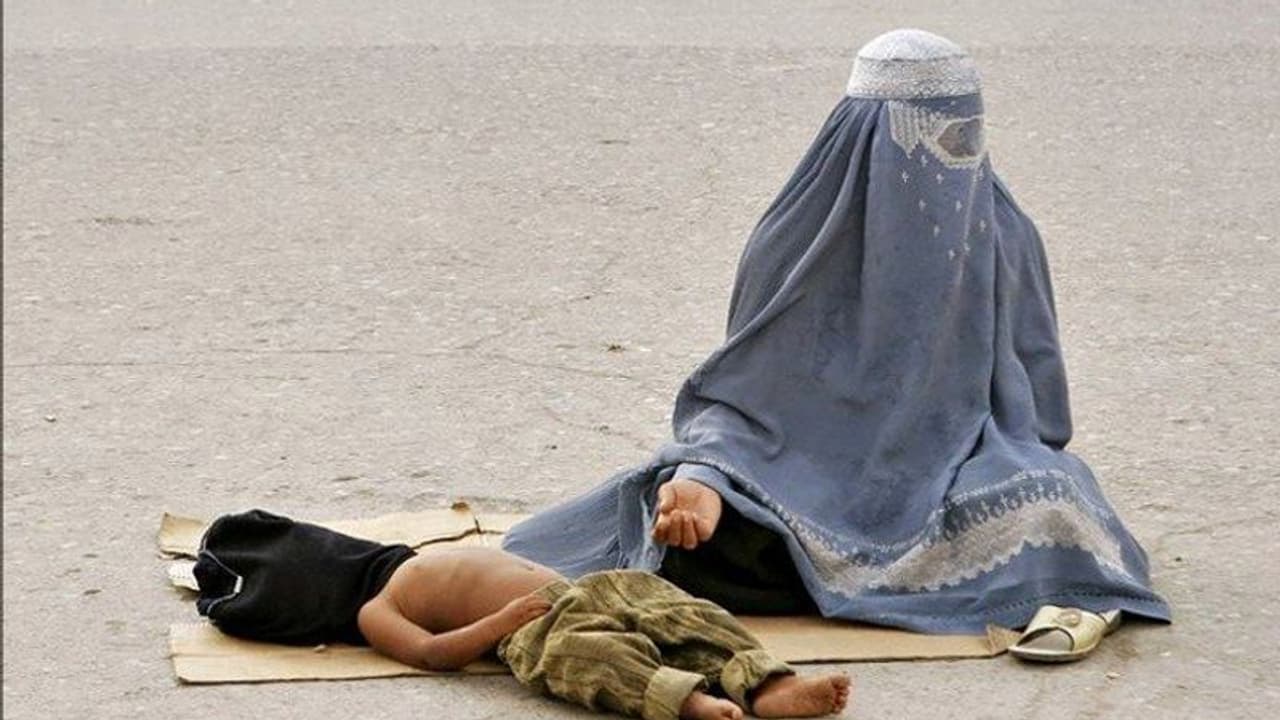 भारत का हर चौथा 'भिखारी' है मुस्लिम, मर्दों से ज्यादा औरतें बुर्का पहन मांगती हैं भीख भारत का हर चौथा 'भिखारी' है मुस्लिम, मर्दों से ज्यादा औरतें बुर्का पहन मांगती हैं भीख