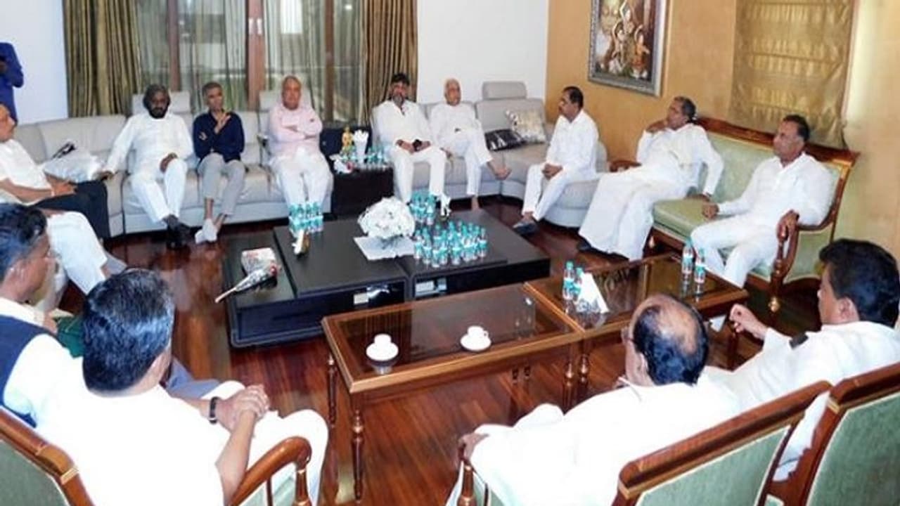 ಬೈ ಎಲೆಕ್ಷನ್ ಹೊತ್ತಲ್ಲಿ ಕಾಂಗ್ರೆಸ್‌ನಲ್ಲಿ ಭಿನ್ನಮತ ಸ್ಫೋಟ: ನಾಯಕನ ಉಚ್ಛಾಟನೆಗೆ ಆಗ್ರಹ..!