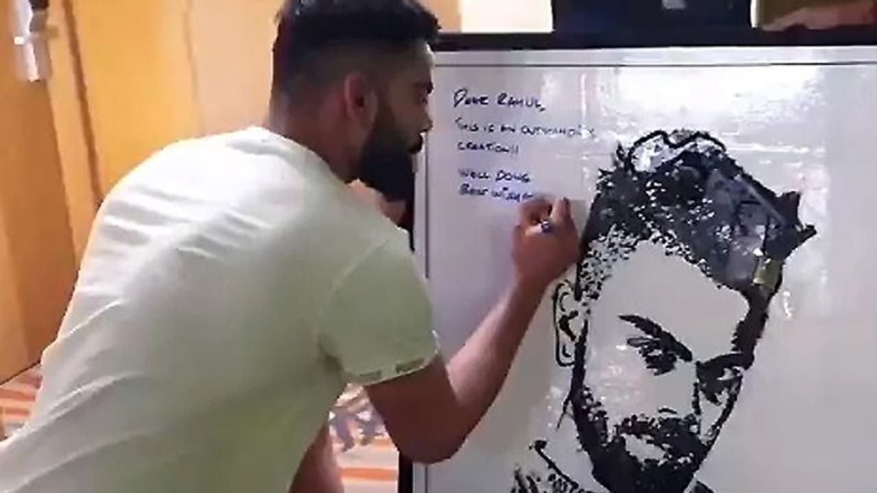 गुवाहाटी में कोहली को मिला खास तोहफा, आर्टिस्ट ने पुराने मोबाइल से बनाया विराट का पोट्रेट गुवाहाटी में कोहली को मिला खास तोहफा, आर्टिस्ट ने पुराने मोबाइल से बनाया विराट का पोट्रेट