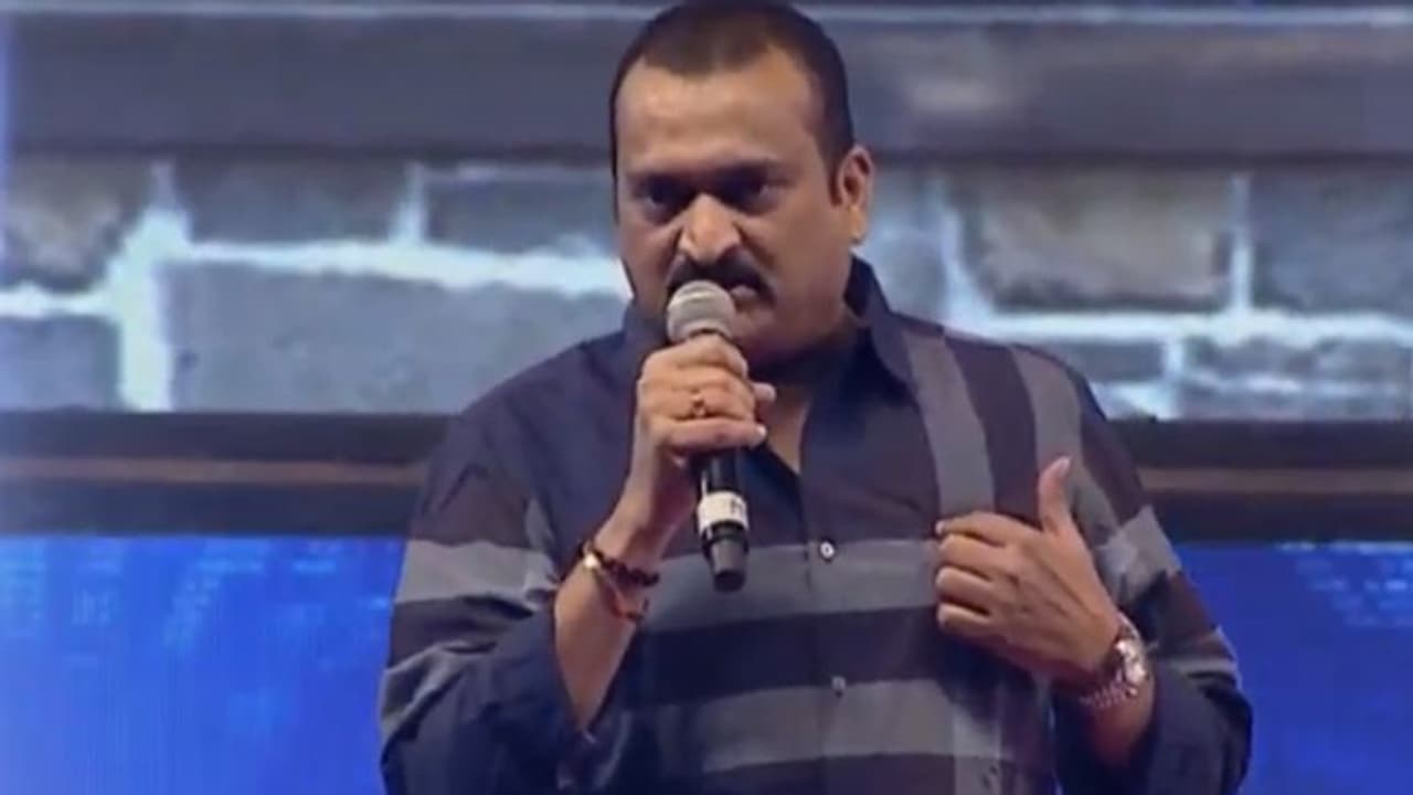 అప్పుడు తిట్టుకున్న బండ్ల బాబు, రోజా...మరలా ఇలా దర్శనం ఇచ్చారు అప్పుడు తిట్టుకున్న బండ్ల బాబు, రోజా...మరలా ఇలా దర్శనం ఇచ్చారు