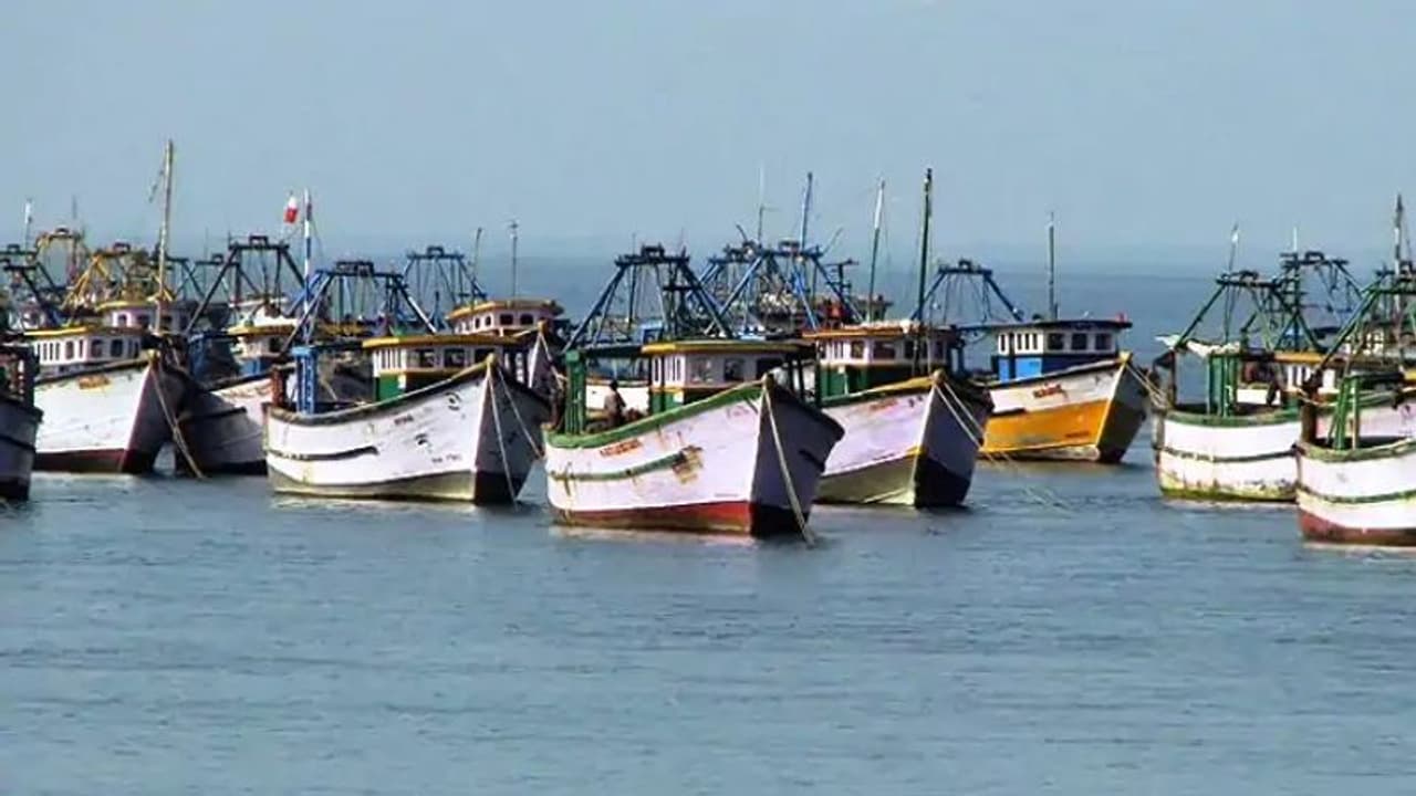 పాక్ చెర నుంచి ఏపీ జాలర్లకు విముక్తి: వాఘా బయల్దేరిన మంత్రి మోపిదేవి పాక్ చెర నుంచి ఏపీ జాలర్లకు విముక్తి: వాఘా బయల్దేరిన మంత్రి మోపిదేవి