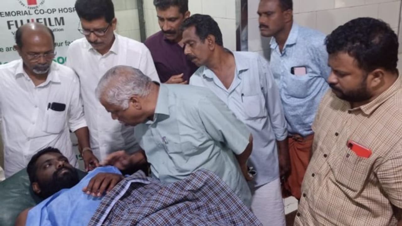 കണ്ണൂരിൽ ഡിവൈഎഫ്ഐ പ്രവര്ത്തകനായ ക്ഷേത്രം ജീവനക്കാരനെ കുത്തിപ്പരിക്കേൽപ്പിച്ചു കണ്ണൂരിൽ ഡിവൈഎഫ്ഐ പ്രവര്ത്തകനായ ക്ഷേത്രം ജീവനക്കാരനെ കുത്തിപ്പരിക്കേൽപ്പിച്ചു