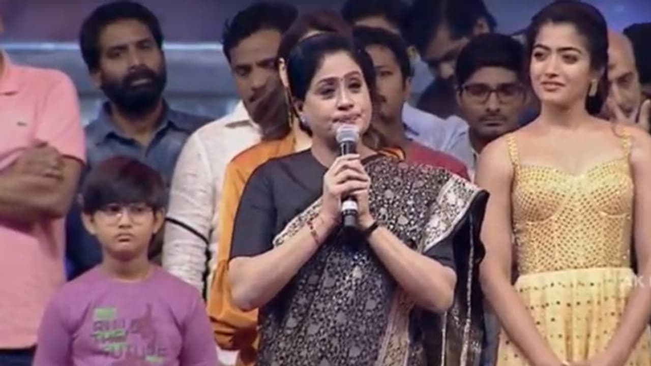 సరిలేరు ప్రీరిలీజ్: వెయ్యి గుండె ఆపరేషన్స్.. పట్టుకుంటే కందిపోతాడు: విజయశాంతి! సరిలేరు ప్రీరిలీజ్: వెయ్యి గుండె ఆపరేషన్స్.. పట్టుకుంటే కందిపోతాడు: విజయశాంతి!