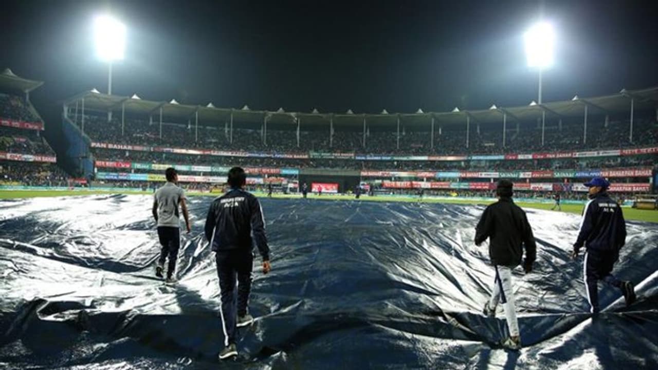 IND vs SL T 20: बारिश ने सभी के अरमानों को धोया, बिना कोई गेंद फेंके रद्द हुआ मैच IND vs SL T 20: बारिश ने सभी के अरमानों को धोया, बिना कोई गेंद फेंके रद्द हुआ मैच