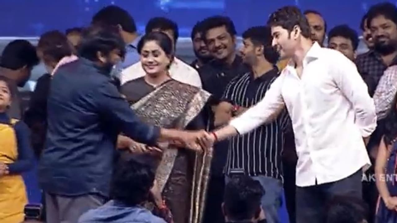 సరిలేరు ప్రీరిలీజ్: పోకిరి చూశాక చిరంజీవి గారు రెండు గంటలపాటు.. : మహేష్ సరిలేరు ప్రీరిలీజ్: పోకిరి చూశాక చిరంజీవి గారు రెండు గంటలపాటు.. : మహేష్