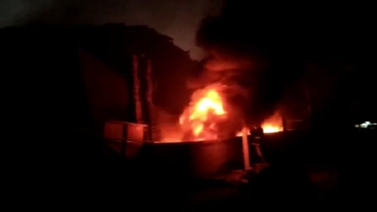 ಆರ್ಆರ್ ನಗರದ ರಾಜರಾಜೇಶ್ವರಿ ದೇವಾಲಯದ ಬಳಿ ಅಗ್ನಿ ಅವಘಡ, ಕಾರಣ ನಿಗೂಢ ಆರ್ಆರ್ ನಗರದ ರಾಜರಾಜೇಶ್ವರಿ ದೇವಾಲಯದ ಬಳಿ ಅಗ್ನಿ ಅವಘಡ, ಕಾರಣ ನಿಗೂಢ