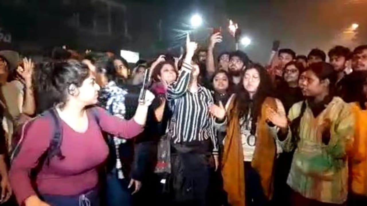 জেএনইউ এর পাশে যাদবপুর, রাতেই বেরোল প্রতিবাদ মিছিল জেএনইউ এর পাশে যাদবপুর, রাতেই বেরোল প্রতিবাদ মিছিল