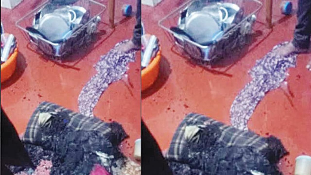 ಕಳವಿಗೆಂದು ಬಂದವನು ತಪ್ಪಿಸಿಕೊಳ್ಳಲಾಗದೆ ಆತ್ಮಹತ್ಯೆ ಯತ್ನ! ಕಳವಿಗೆಂದು ಬಂದವನು ತಪ್ಪಿಸಿಕೊಳ್ಳಲಾಗದೆ ಆತ್ಮಹತ್ಯೆ ಯತ್ನ!