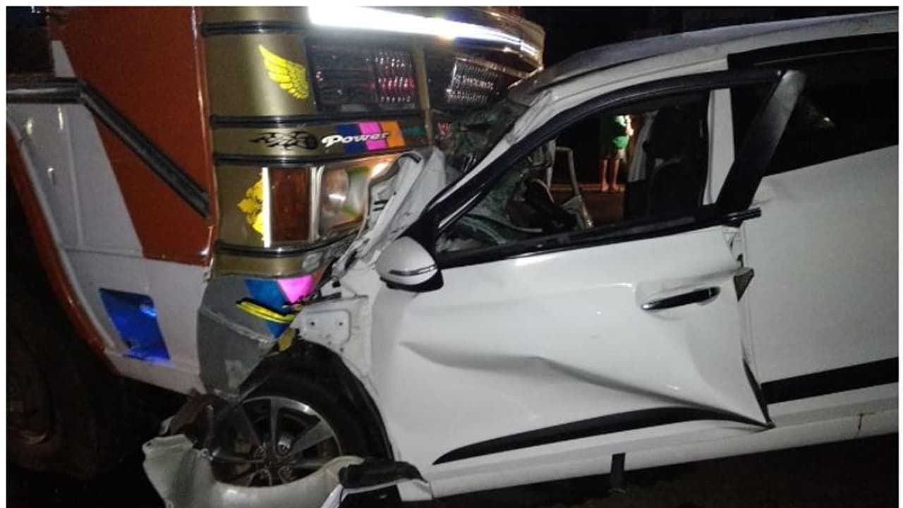 വടകരയില് കാറും ലോറിയും കൂട്ടിയിടിച്ച് മൂന്നുപേര് മരിച്ചു വടകരയില് കാറും ലോറിയും കൂട്ടിയിടിച്ച് മൂന്നുപേര് മരിച്ചു