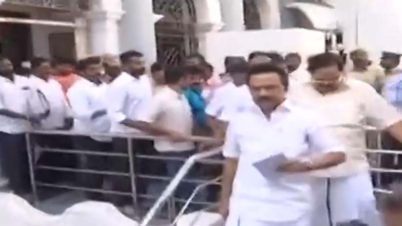 ஆளுநர் உரையைப் புறக்கணித்த திமுக !! வெளிநடப்பு செய்த, டி.டி.வி.தினகரன், தமிமுன் அன்சாரி !! ஆளுநர் உரையைப் புறக்கணித்த திமுக !! வெளிநடப்பு செய்த, டி.டி.வி.தினகரன், தமிமுன் அன்சாரி !!