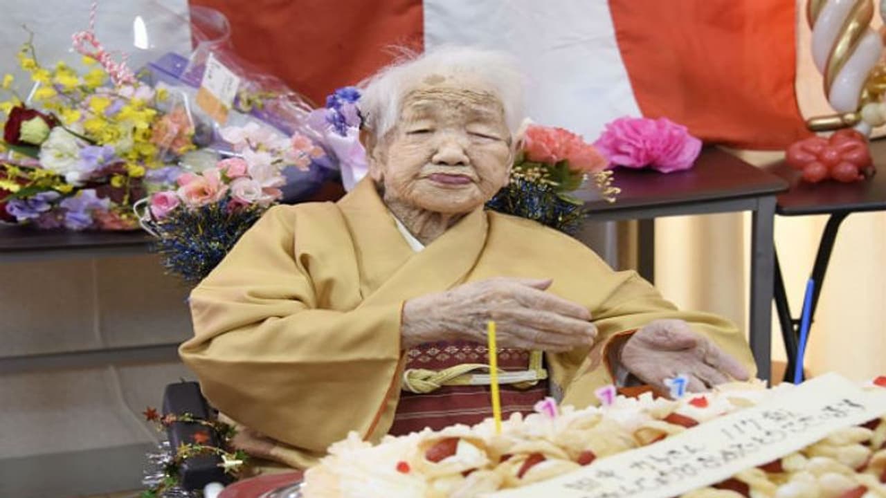 কেক খেয়ে বললেন 'টেস্টি', নিজের ১১৭ তম জন্মদিন পালন করলেন বিশ্বের সবচেয়ে প্রবীণা জাপানের কানে তানাকা