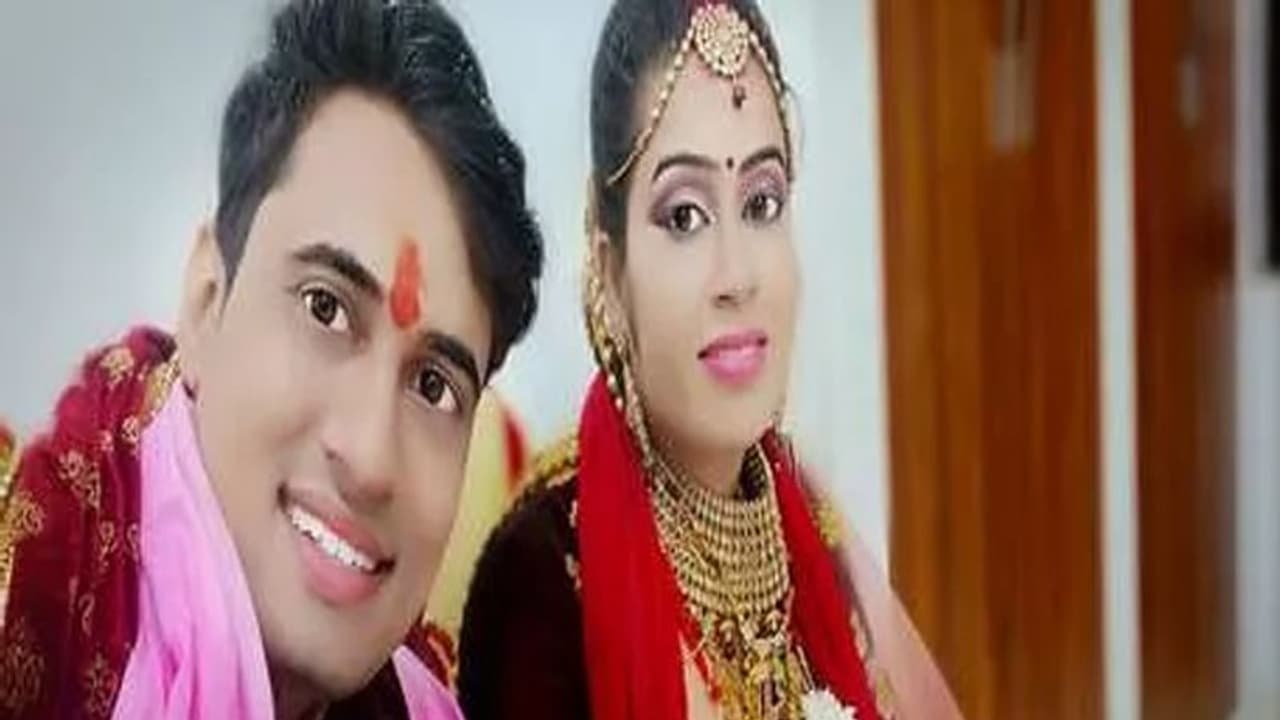 हाथों से मेहंदी पूरी तरह छूटी भी न थी कि घर में मौत ने दे दी दस्तक, बाथरूम में था कपल और तभी... हाथों से मेहंदी पूरी तरह छूटी भी न थी कि घर में मौत ने दे दी दस्तक, बाथरूम में था कपल और तभी...