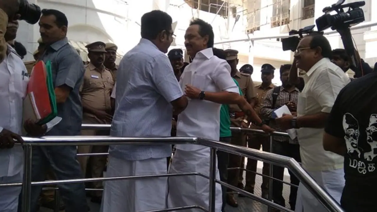 ஒருவரை ஒருவர் பார்த்து கொண்டும் சிரித்து கொண்டும் இருந்தனர்... அன்றே சொன்னார் சசிகலா..! ஒருவரை ஒருவர் பார்த்து கொண்டும் சிரித்து கொண்டும் இருந்தனர்... அன்றே சொன்னார் சசிகலா..!