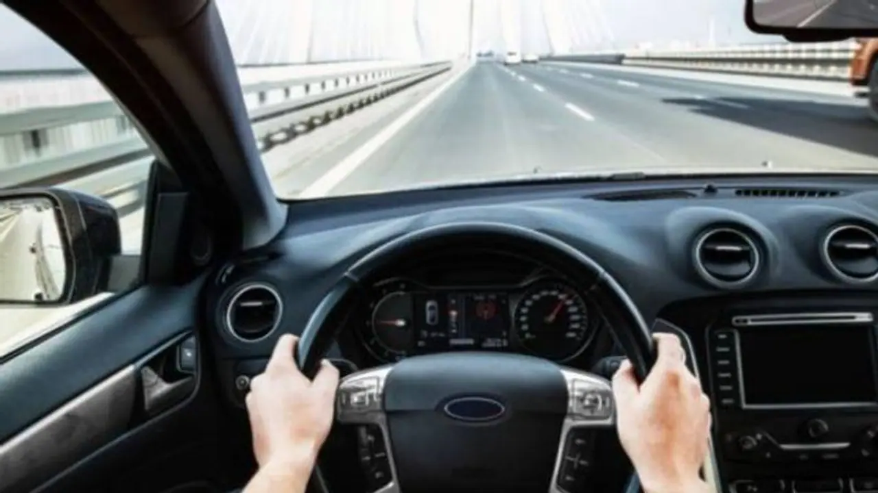 ಮೋಟಾರು ವಾಹನ ಕಾಯ್ದೆ: ಮೊಬೈಲ್ ಬಳಕೆಗೆ ಅವಕಾಶ ಆದರೆ ಷರತ್ತು ಅನ್ವಯ! ಮೋಟಾರು ವಾಹನ ಕಾಯ್ದೆ: ಮೊಬೈಲ್ ಬಳಕೆಗೆ ಅವಕಾಶ ಆದರೆ ಷರತ್ತು ಅನ್ವಯ!