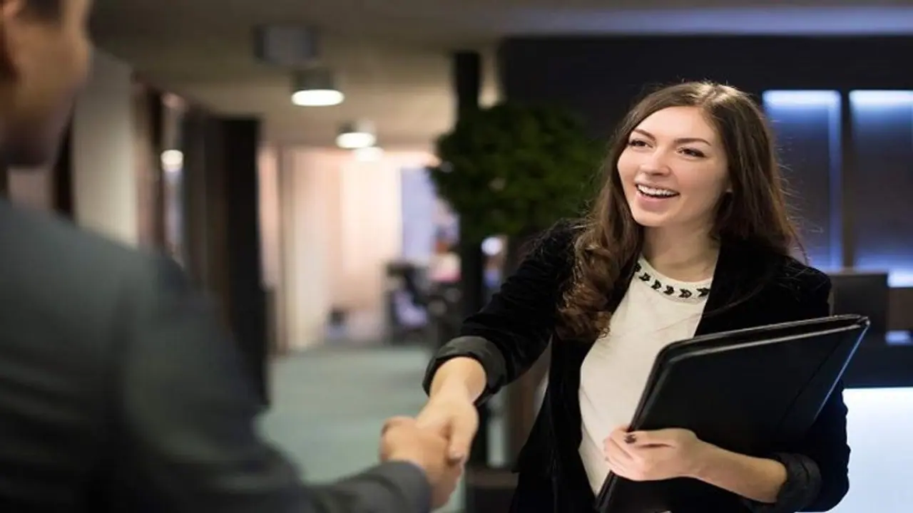 அலுவலகத்தில் தன்னுடைய ஆடையால் மற்றவர்களை அலற விடுவது எப்படி தெரியுமா..? அலுவலகத்தில் தன்னுடைய ஆடையால் மற்றவர்களை அலற விடுவது எப்படி தெரியுமா..?