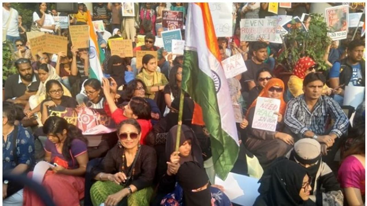 പൗരത്വ നിയമ ഭേദഗതി: ബംഗളൂരുവിൽ ബുർഖയണിഞ്ഞ്, പൊട്ട് തൊട്ട് വേറിട്ട പ്രതിഷേധം പൗരത്വ നിയമ ഭേദഗതി: ബംഗളൂരുവിൽ ബുർഖയണിഞ്ഞ്, പൊട്ട് തൊട്ട് വേറിട്ട പ്രതിഷേധം