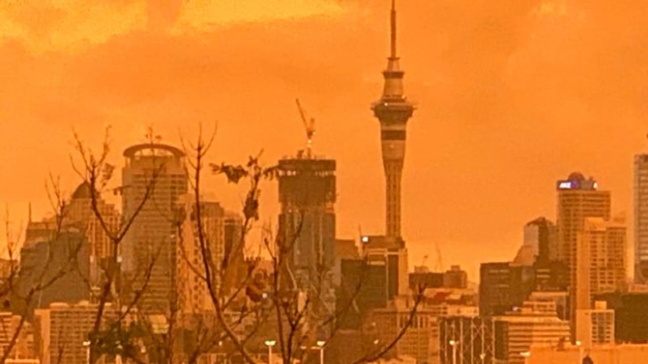 টকটকে লাল সূর্য, হঠাৎ গেরুয়া অন্ধকারাচ্ছন্ন আকাশ, তীব্র চাঞ্চল্য নিউজিল্যান্ড এ টকটকে লাল সূর্য, হঠাৎ গেরুয়া অন্ধকারাচ্ছন্ন আকাশ, তীব্র চাঞ্চল্য নিউজিল্যান্ড এ