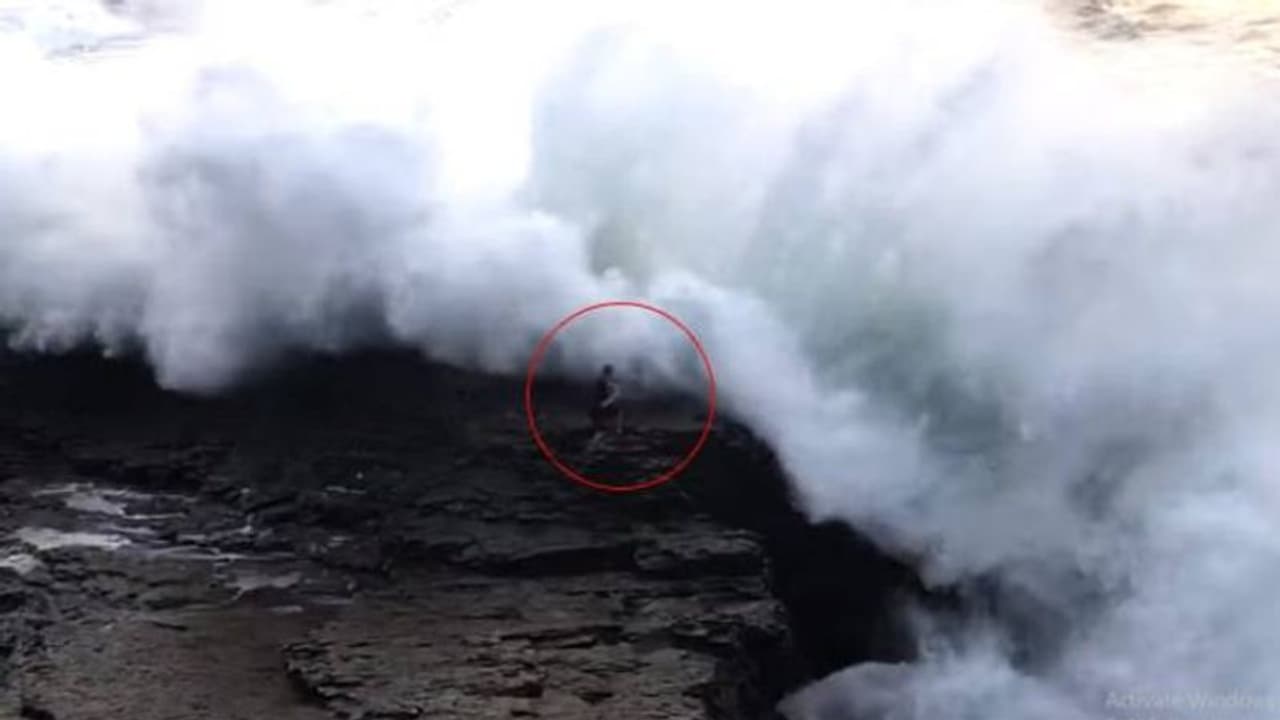 ഭീമന്‍ തിരമാല ഇരച്ചെത്തി, പാറയ്ക്കുമുകളില്‍നിന്ന് കടലിലേക്ക് വീണ് 20 കാരന്‍