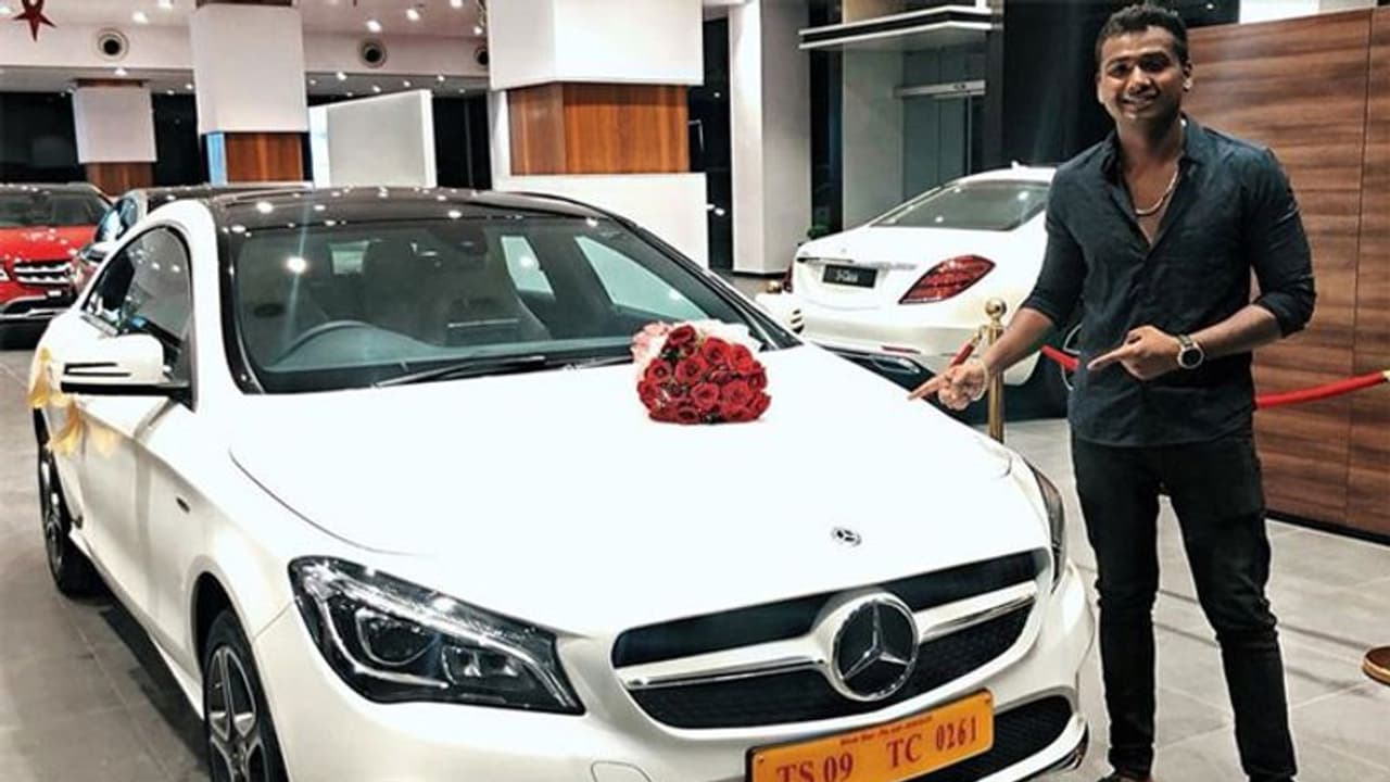 ఉంటానికి ఇల్లు లేదు కానీ.. కాస్ట్లీ కారు కావాలా? రాహుల్ సింప్లిగంజ్ పై ట్రోల్స్! ఉంటానికి ఇల్లు లేదు కానీ.. కాస్ట్లీ కారు కావాలా? రాహుల్ సింప్లిగంజ్ పై ట్రోల్స్!