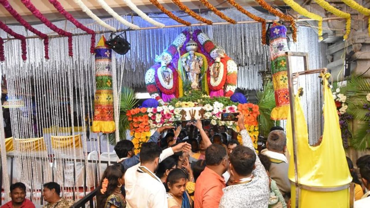 ವೈಕುಂಠ ಏಕಾದಶಿಗೆ ದಿನಗಣನೆ ಶುರು, ಬೆಂಗಳೂರಿನ ವೆಂಕಟೇಶ್ವರಸ್ವಾಮಿ ದೇವಸ್ಥಾನದಲ್ಲಿ ಅದ್ದೂರಿ ಆಚರಣೆಗೆ ಸಿದ್ದತೆ ವೈಕುಂಠ ಏಕಾದಶಿಗೆ ದಿನಗಣನೆ ಶುರು, ಬೆಂಗಳೂರಿನ ವೆಂಕಟೇಶ್ವರಸ್ವಾಮಿ ದೇವಸ್ಥಾನದಲ್ಲಿ ಅದ್ದೂರಿ ಆಚರಣೆಗೆ ಸಿದ್ದತೆ