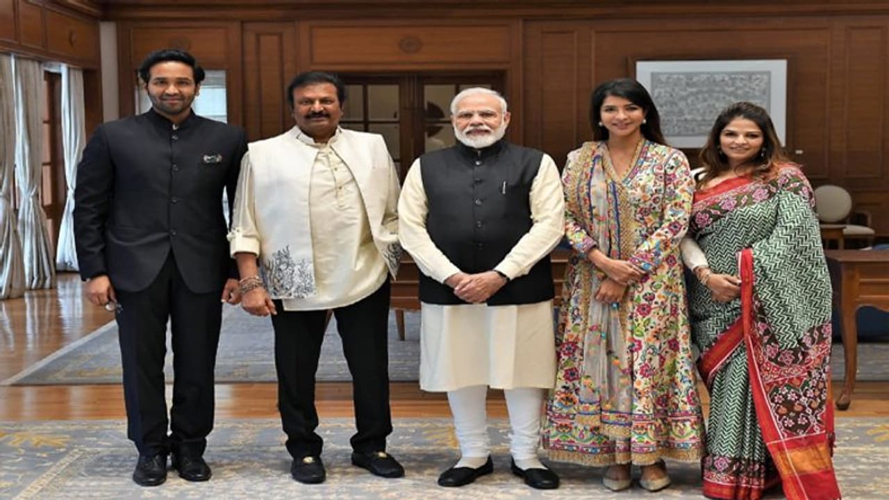 మోడీతో భేటీ: బీజేపీలోకి మోహన్ బాబు కుటుంబం మోడీతో భేటీ: బీజేపీలోకి మోహన్ బాబు కుటుంబం