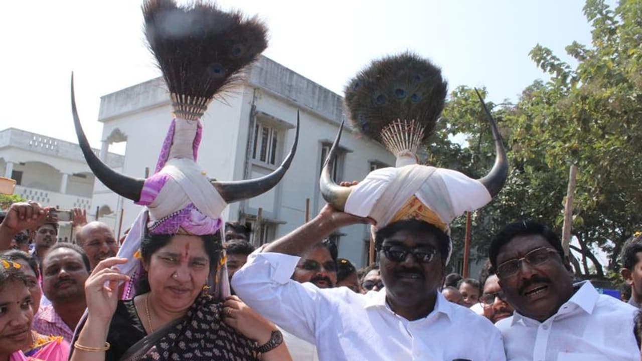గుస్సాడి, దింస నృత్యాలతో... హైదరాబాద్ లో ఘనంగా ఆదివాసీ దినోత్సవ వేడుకలు గుస్సాడి, దింస నృత్యాలతో... హైదరాబాద్ లో ఘనంగా ఆదివాసీ దినోత్సవ వేడుకలు