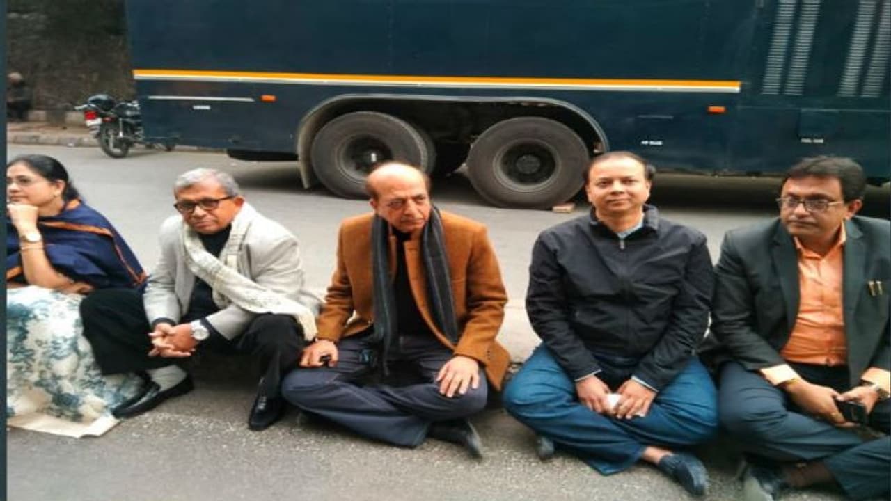 ক্যাম্পাসে ঢুকতে বাধা পুলিশের, জেএনইউ র বাইরেই বিক্ষোভে তৃণমূল নেতারা ক্যাম্পাসে ঢুকতে বাধা পুলিশের, জেএনইউ র বাইরেই বিক্ষোভে তৃণমূল নেতারা