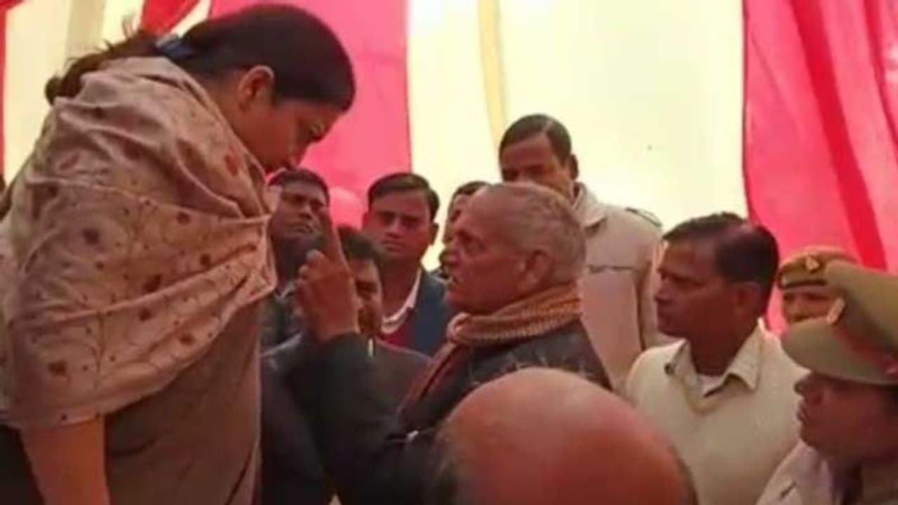 मोदी के मंत्री से इस अंदाज में बुजुर्ग बोला दोषियों को मृत्युदंड चाहिए, वरना मैं खुद मार कर मर जाऊंगा मोदी के मंत्री से इस अंदाज में बुजुर्ग बोला दोषियों को मृत्युदंड चाहिए, वरना मैं खुद मार कर मर जाऊंगा