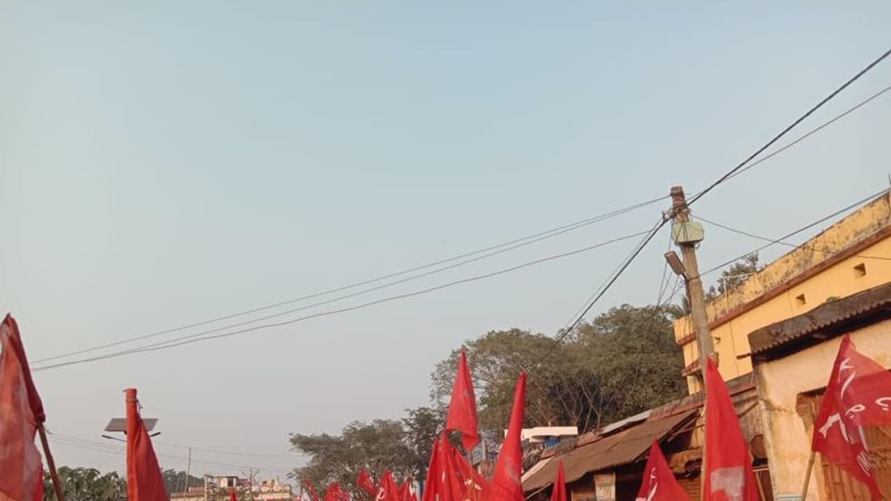 ঘাসফুলে এখন মিলছে লাল, পদ্মফুলের চাপে কেশপুর ফের লাল জামানায় ঘাসফুলে এখন মিলছে লাল, পদ্মফুলের চাপে কেশপুর ফের লাল জামানায়