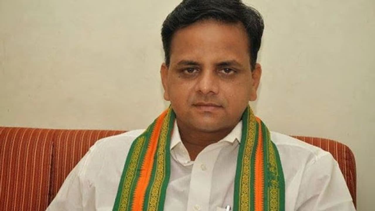 மோடிய பார்த்து கைகாலெல்லாம் ச்சும்மா கிடுகிடுன்னு நடுங்குறார் ஸ்டாலின்.. பா.ஜ.க. ராகவனின் ரவுசு..! மோடிய பார்த்து கைகாலெல்லாம் ச்சும்மா கிடுகிடுன்னு நடுங்குறார் ஸ்டாலின்.. பா.ஜ.க. ராகவனின் ரவுசு..!