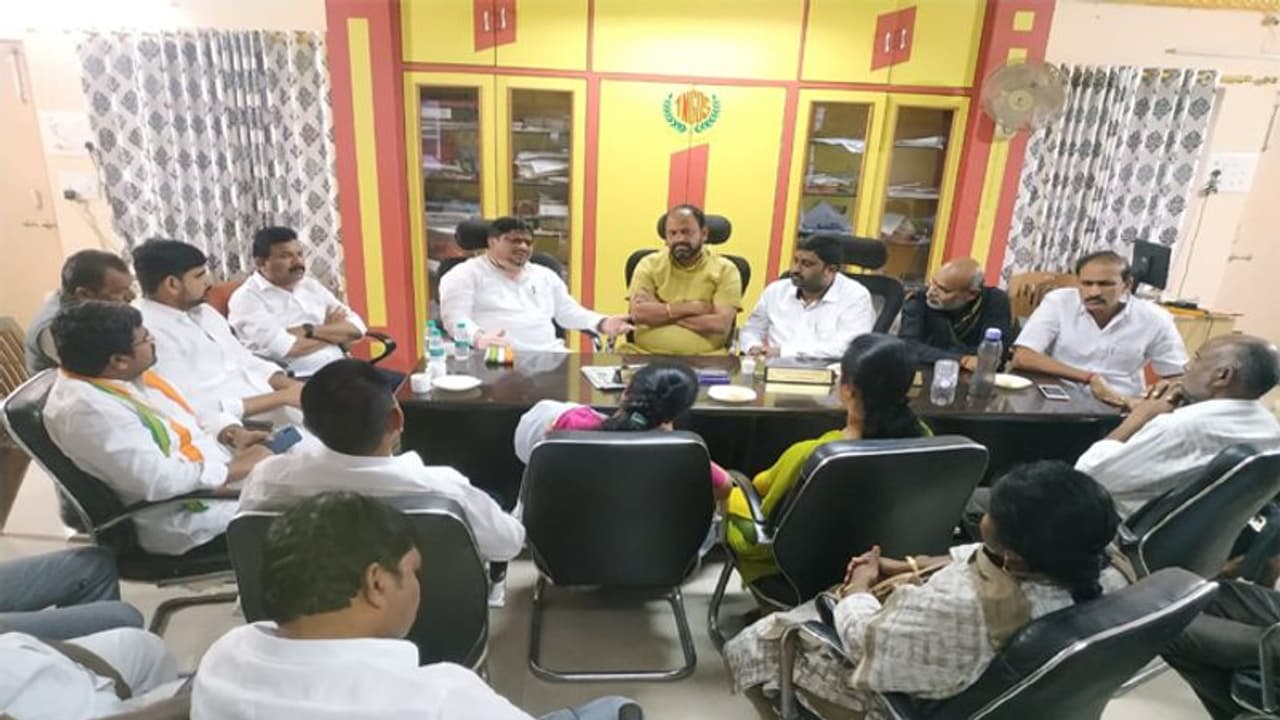 కేటీఆర్ భయం అదే... స్వయంగా టీఆర్ఎస్ కార్యకర్తలతోనే...: పొన్నం ప్రభాకర్ కేటీఆర్ భయం అదే... స్వయంగా టీఆర్ఎస్ కార్యకర్తలతోనే...: పొన్నం ప్రభాకర్