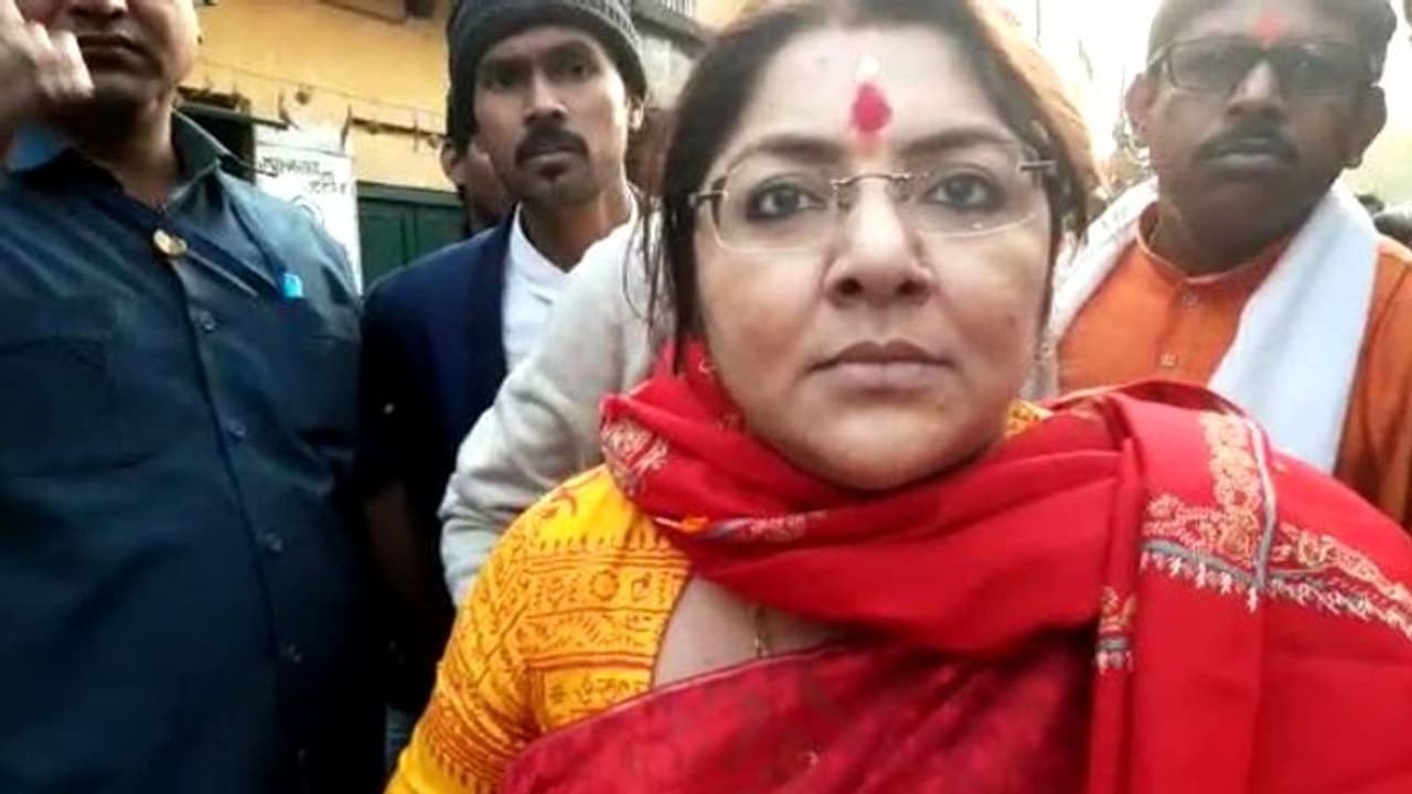 লকেটের নেতৃত্বে বিজেপির অভিনন্দন যাত্রায় বাঁধা, কর্মীদের সঙ্গে পুলিশের ধস্তাধস্তি লকেটের নেতৃত্বে বিজেপির অভিনন্দন যাত্রায় বাঁধা, কর্মীদের সঙ্গে পুলিশের ধস্তাধস্তি