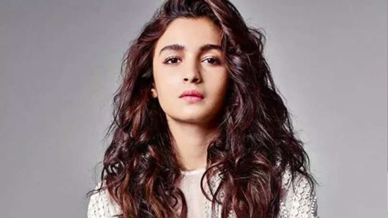 'എല്ലാം ശരിയാണെന്ന് നടിക്കുന്നത് നിര്ത്തേണ്ട സമയമായി'; ജെഎന്യു അക്രമത്തില് രൂക്ഷ പ്രതികരണവുമായി ആലിയ ഭട്ട് 'എല്ലാം ശരിയാണെന്ന് നടിക്കുന്നത് നിര്ത്തേണ്ട സമയമായി'; ജെഎന്യു അക്രമത്തില് രൂക്ഷ പ്രതികരണവുമായി ആലിയ ഭട്ട്