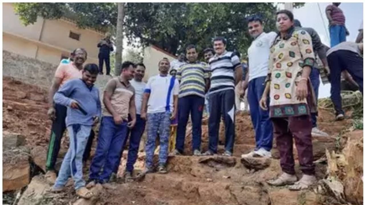 400 വർഷം പഴക്കമുള്ള തടാകം വൃത്തിയാക്കി ജഡ്ജിമാരും പൊലീസുകാരും വക്കീലന്മാരും 400 വർഷം പഴക്കമുള്ള തടാകം വൃത്തിയാക്കി ജഡ്ജിമാരും പൊലീസുകാരും വക്കീലന്മാരും